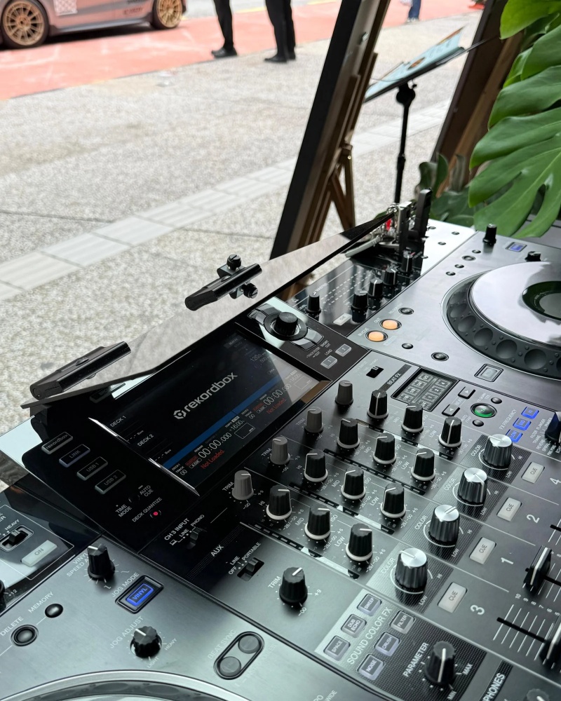 Outdoor Screen Shield – Adjustable Sun Cover for DJ Equipment