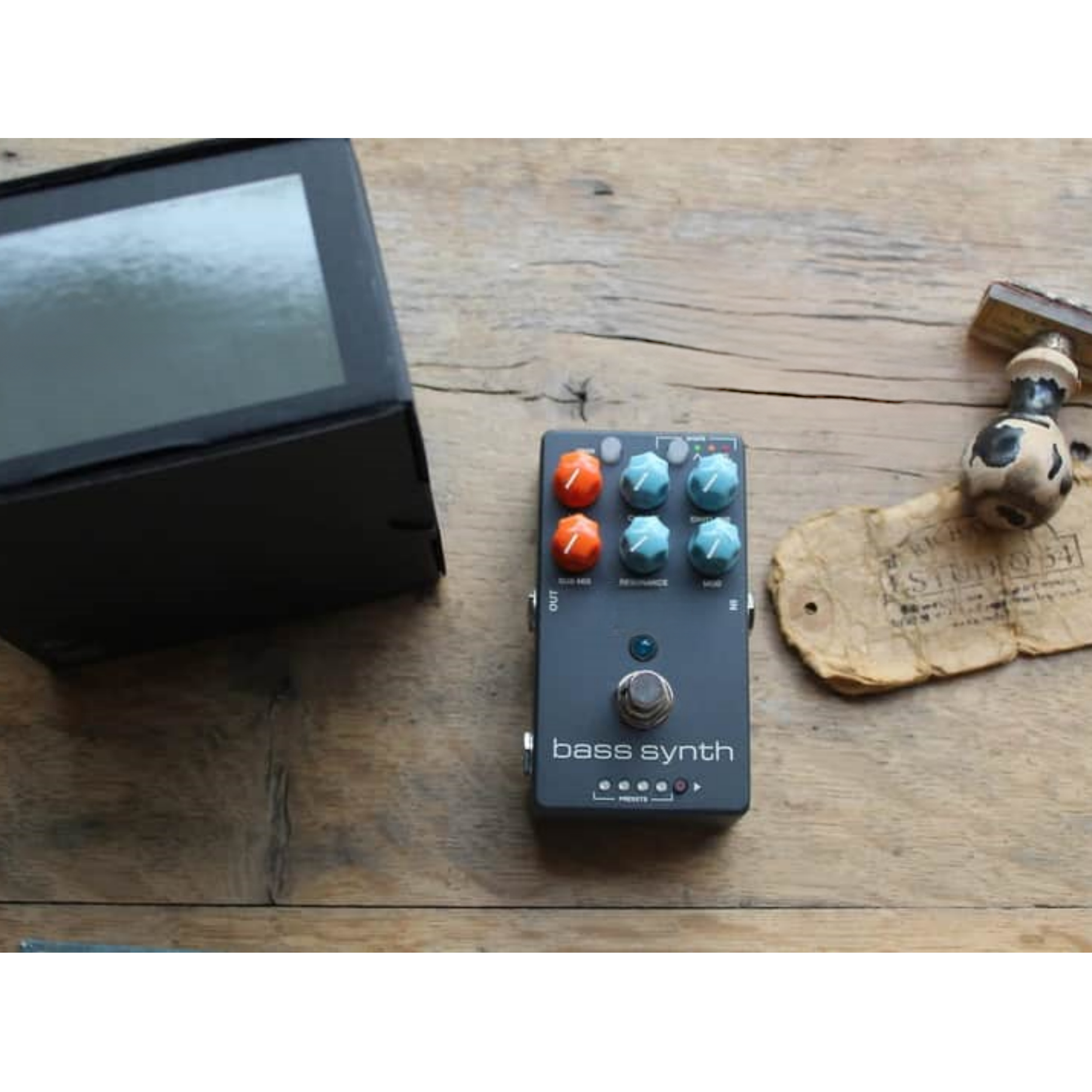 Bass Synth Pedal – Vintage Analog-Style Tones, 8 Presets