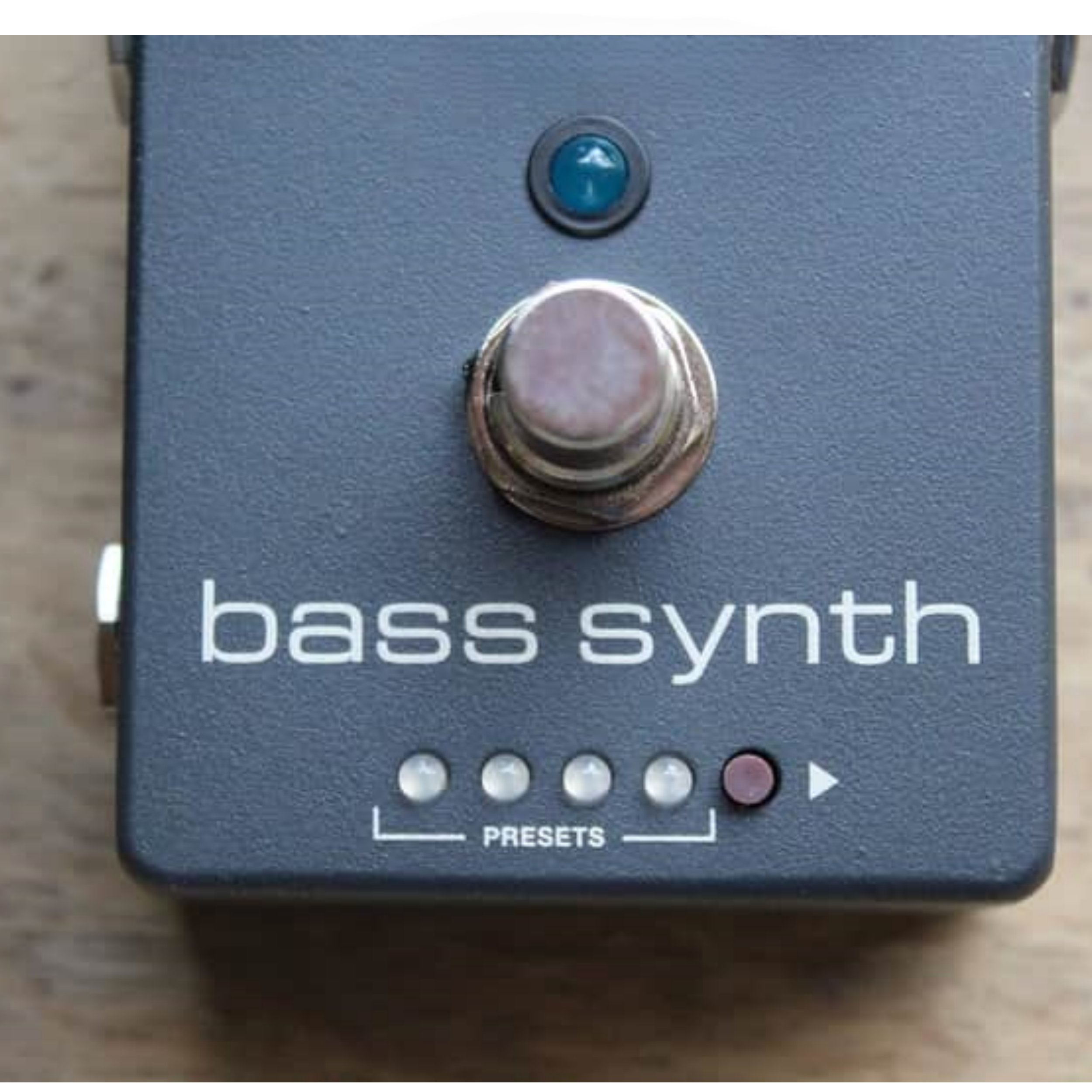 Bass Synth Pedal – Vintage Analog-Style Tones, 8 Presets