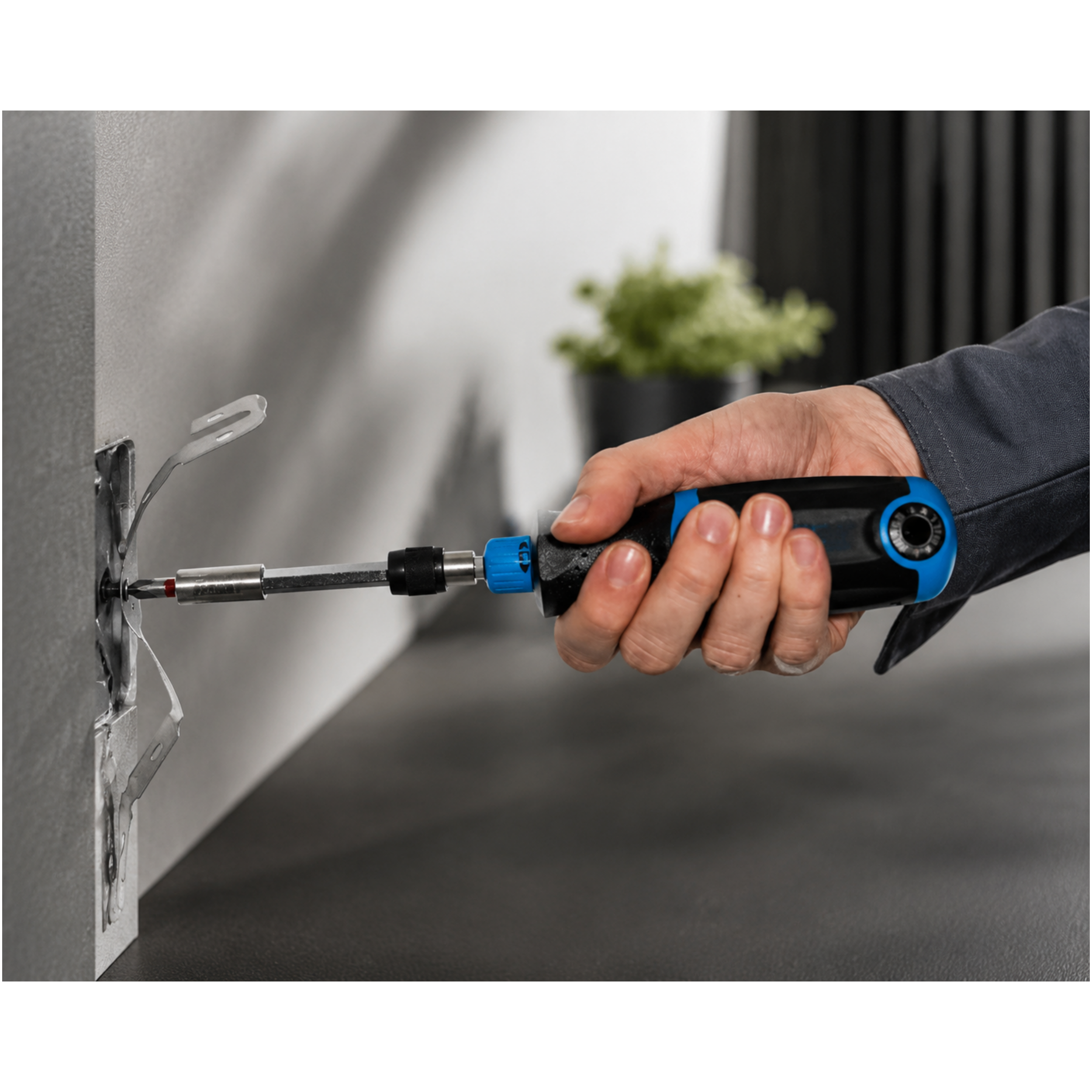 Ratcheting Bit Screwdriver Set – Compact Multi-Bit Hand Tool with Built-In Storage