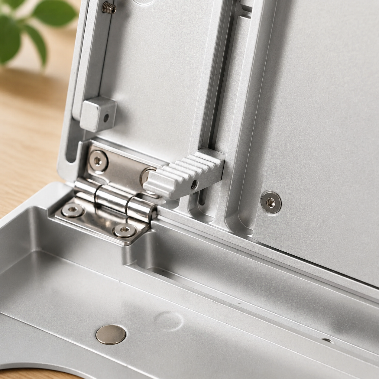 Portable Aluminum Artist Storage Box – Adjustable Plein Air Painting Case