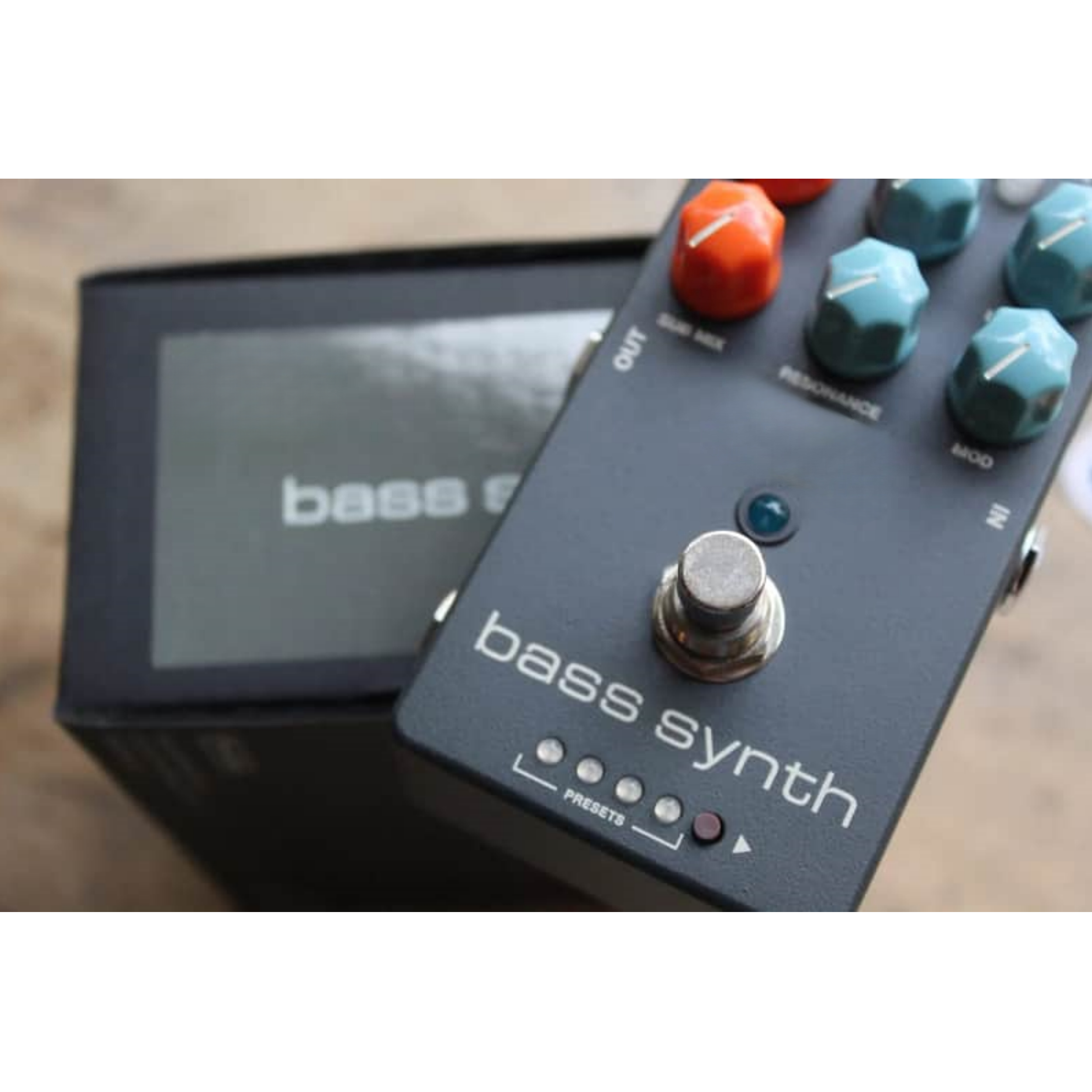 Bass Synth Pedal – Vintage Analog-Style Tones, 8 Presets