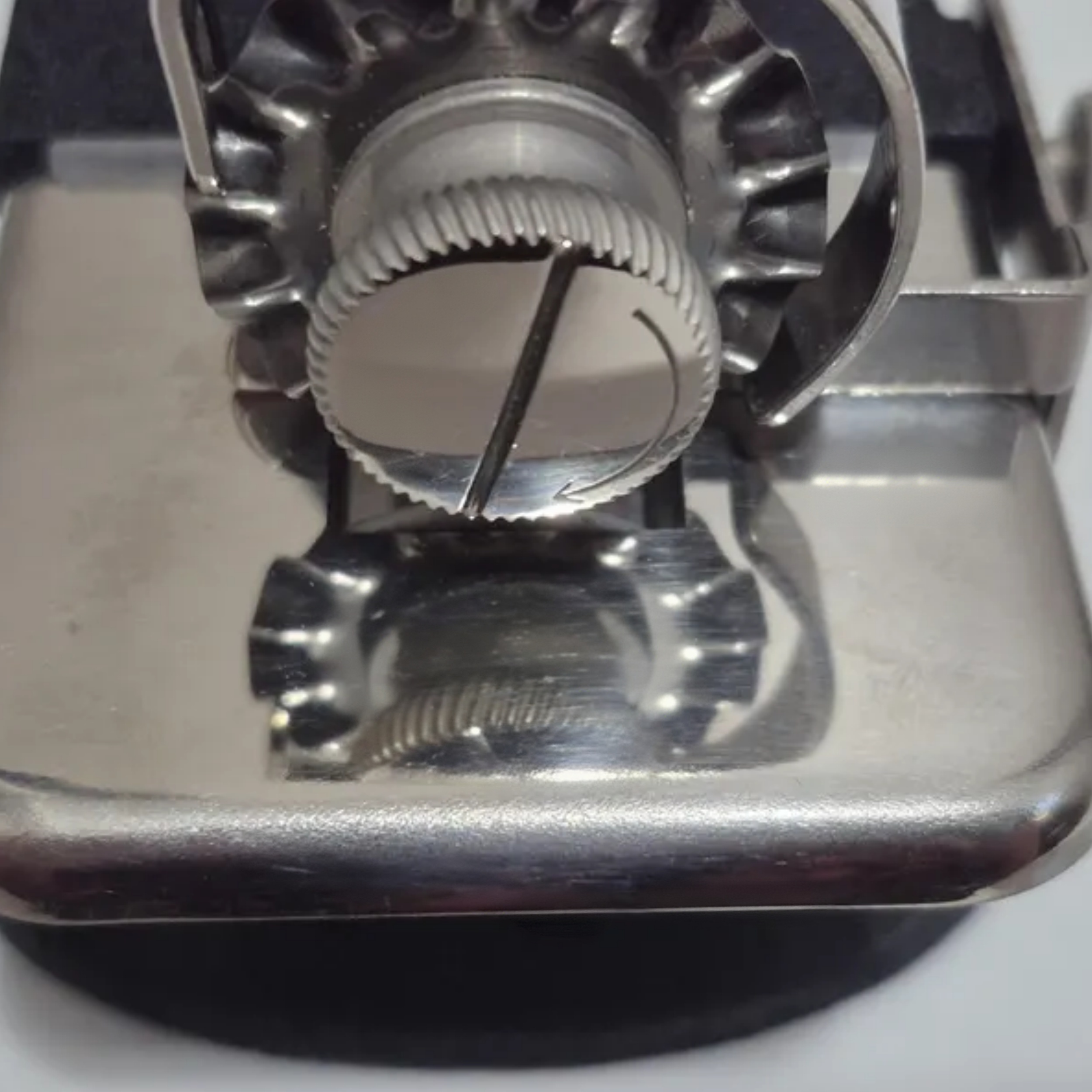 Hand-Operated Fabric Pinking Machine