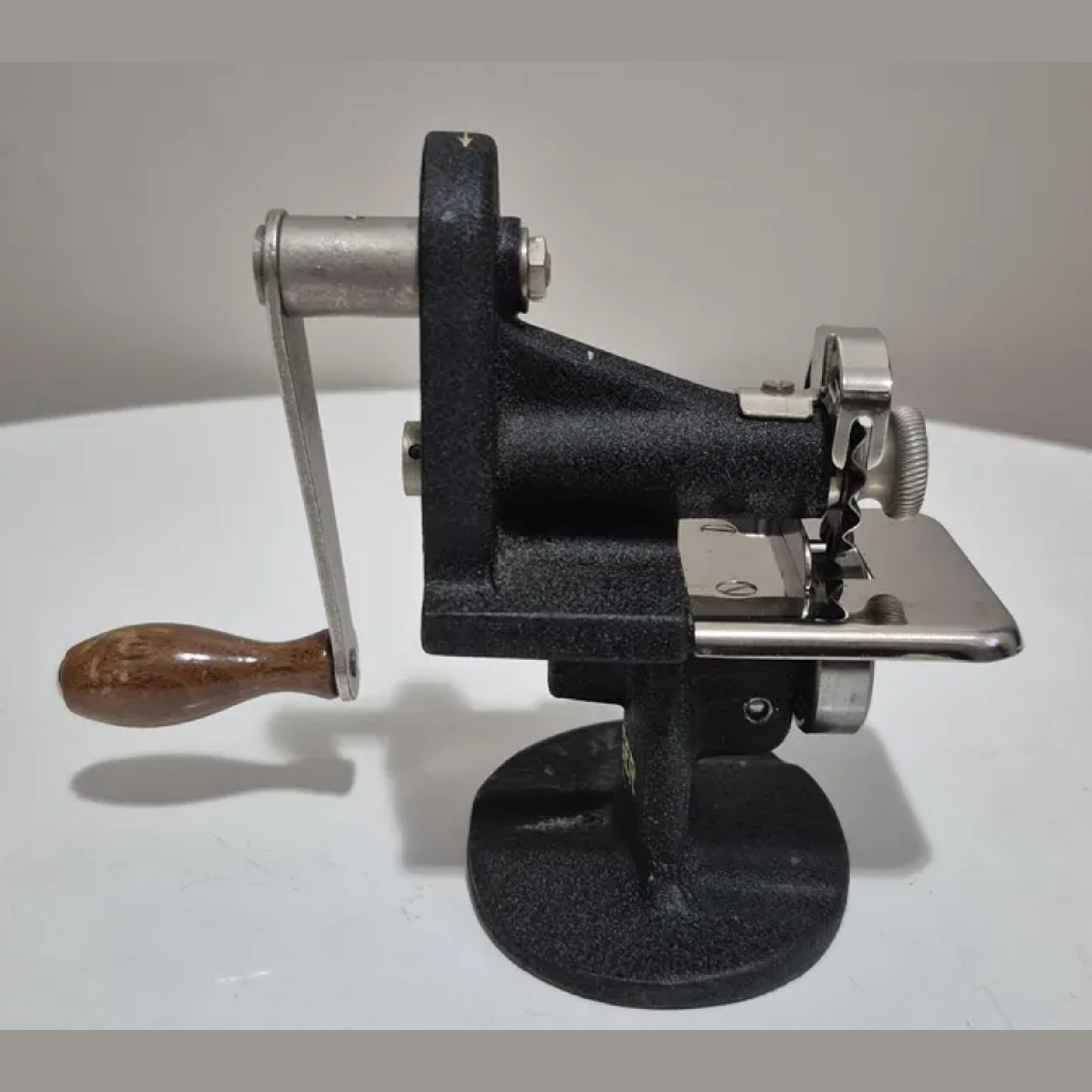Hand-Operated Fabric Pinking Machine