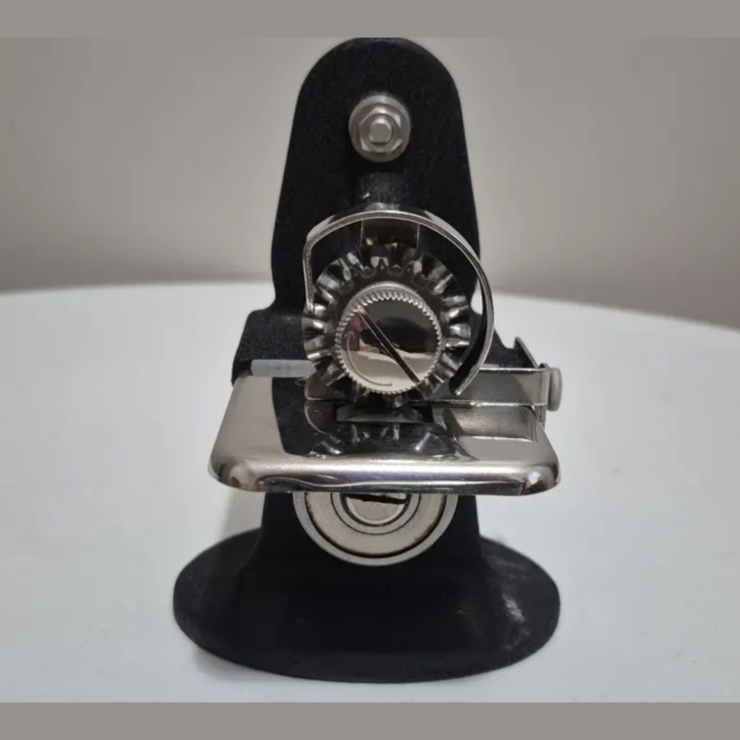 Hand-Operated Fabric Pinking Machine