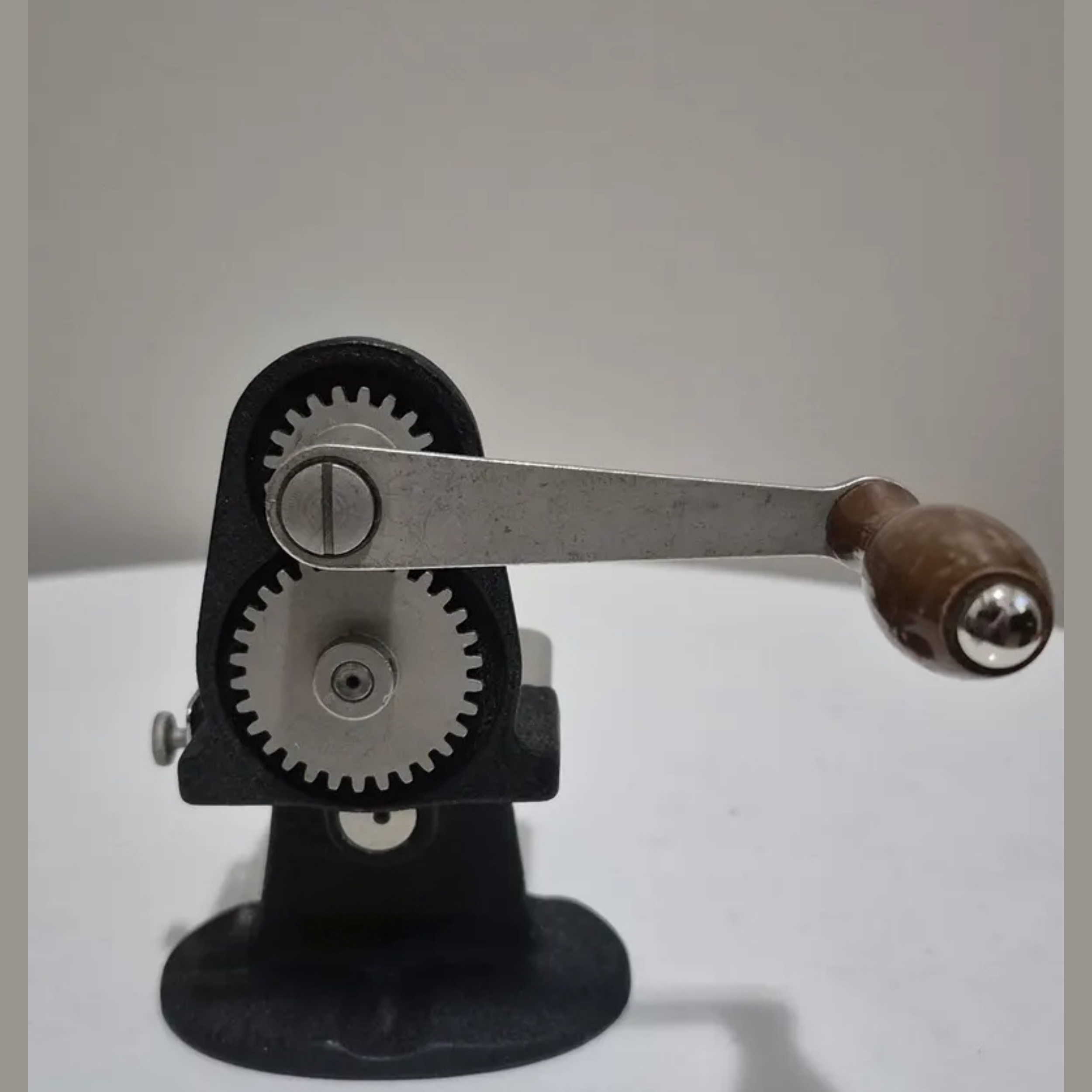 Hand-Operated Fabric Pinking Machine