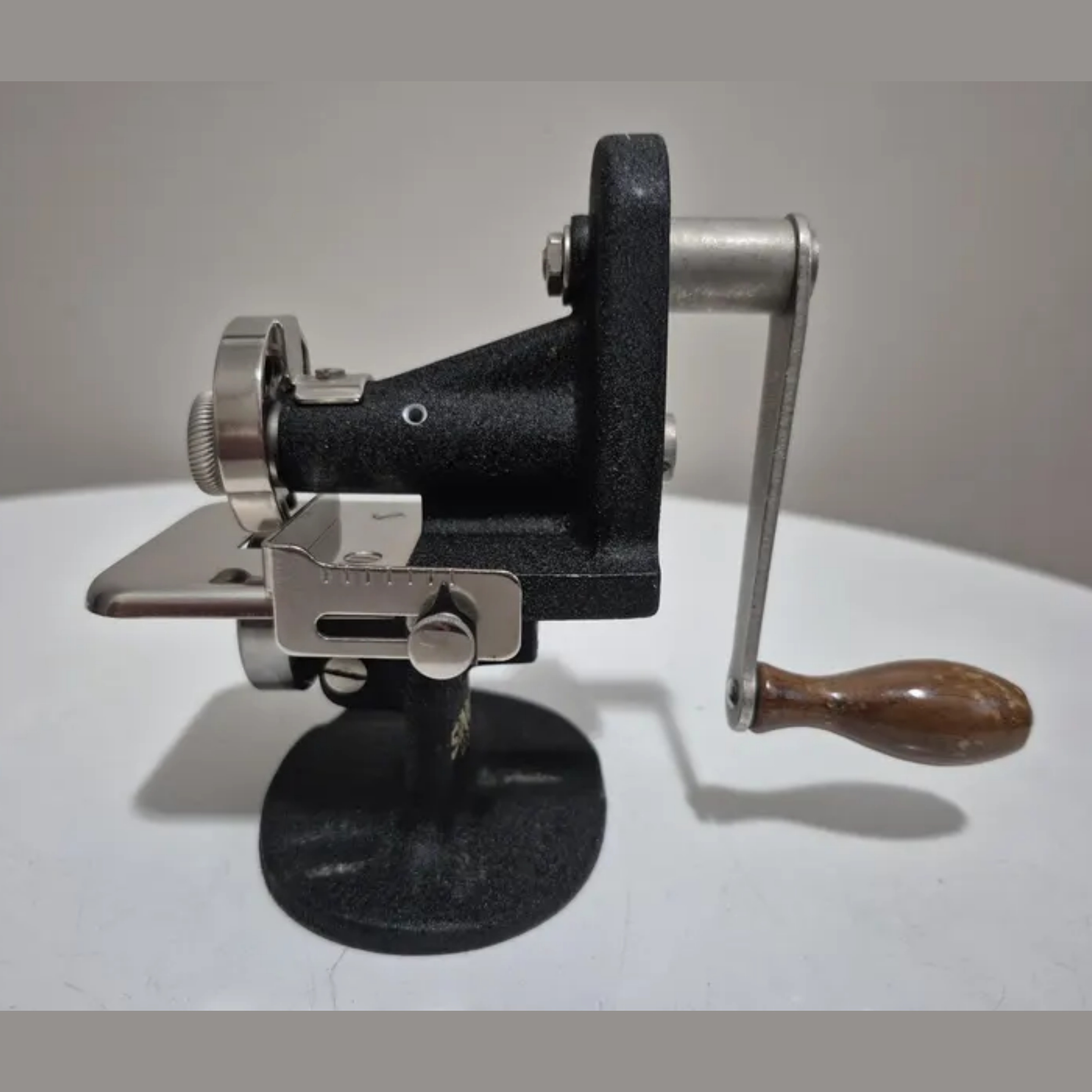 Hand-Operated Fabric Pinking Machine