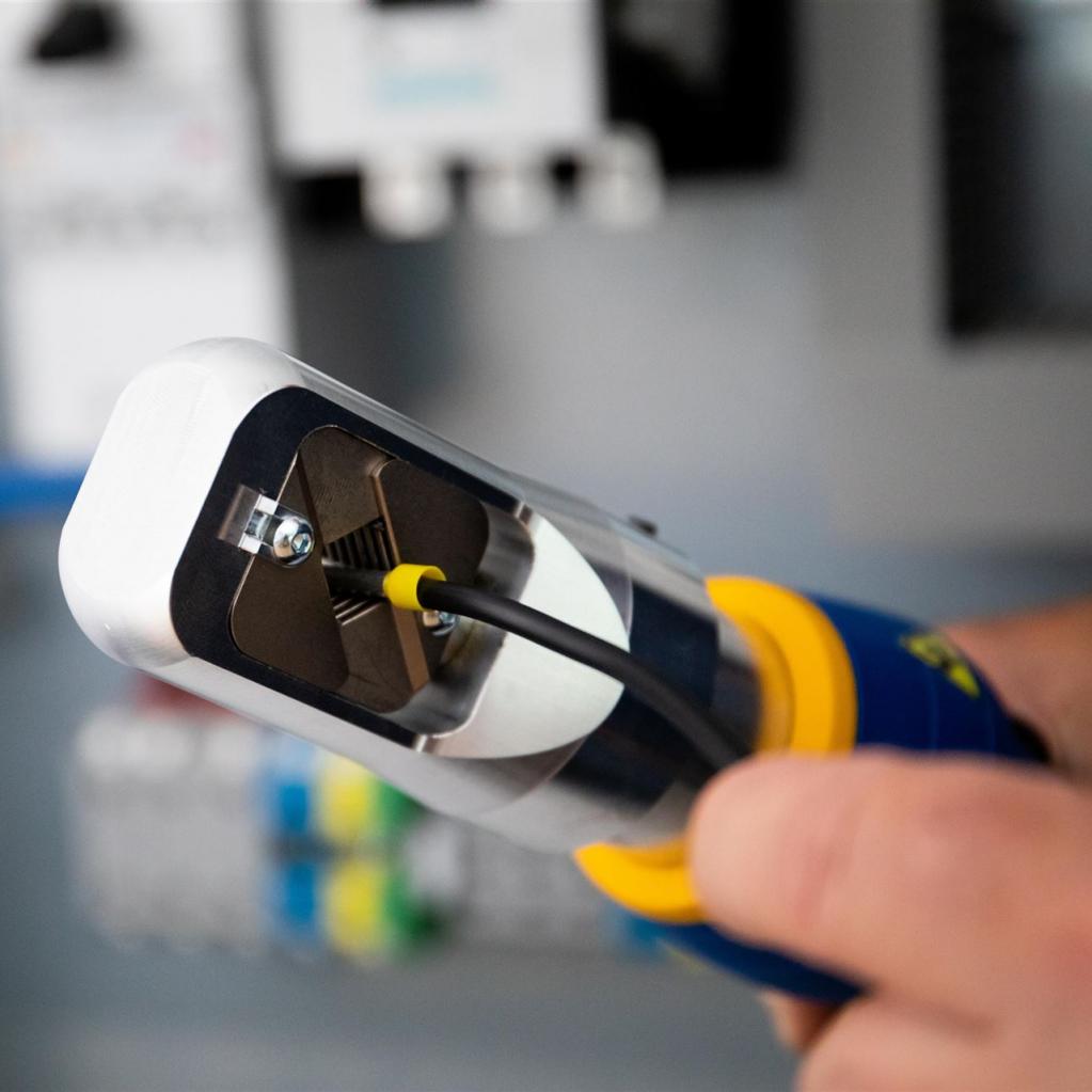 Battery-Powered Hydraulic Crimping Tool – 6–120mm², One Crimp, Die-Free, 10.8V