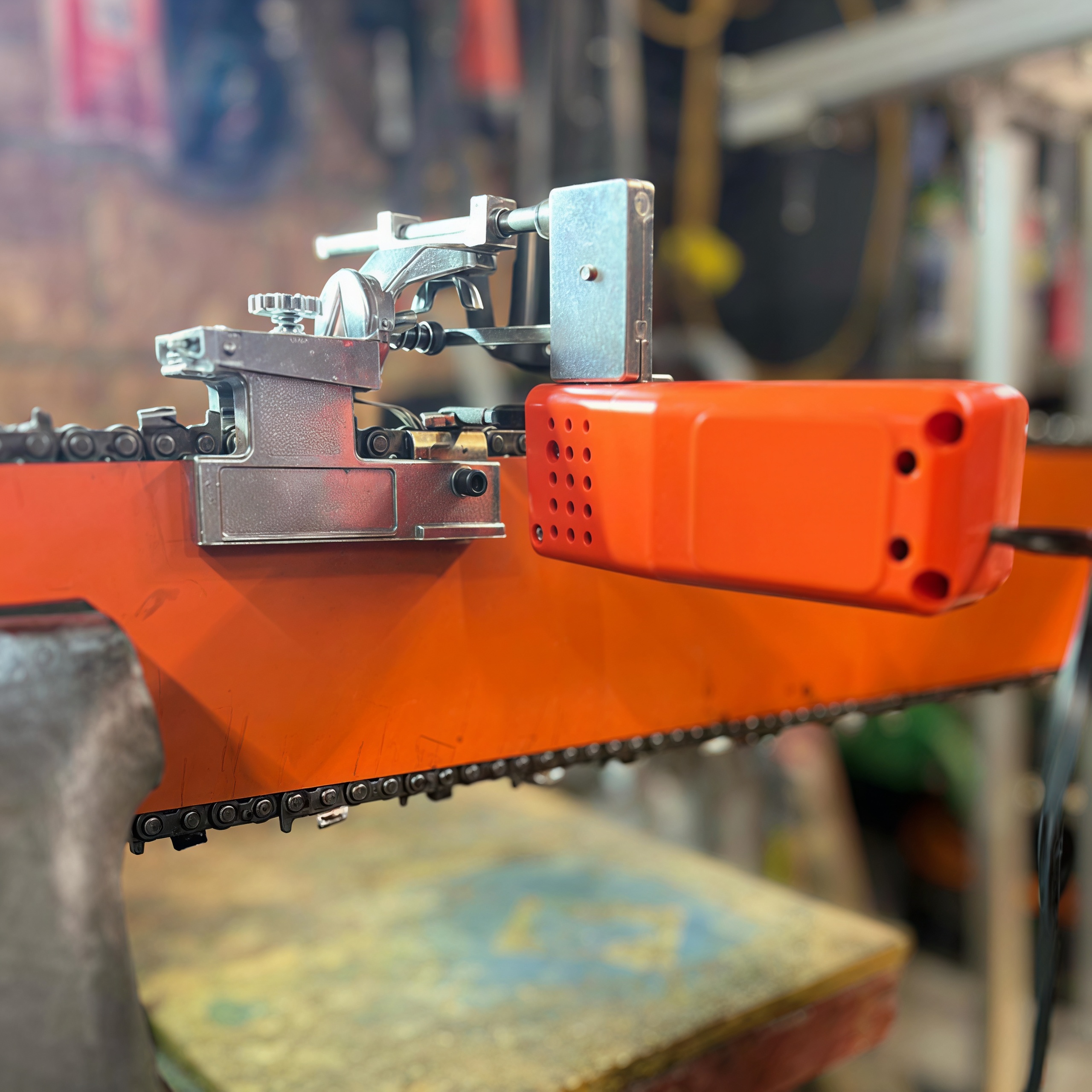 Electric Chainsaw Sharpener – Bar-Mounted, 12V, 24000 RPM, 3 Grinding Stones
