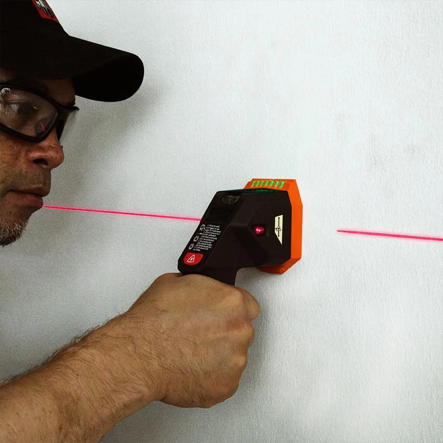 Electronic wall detector with crosshair laser
