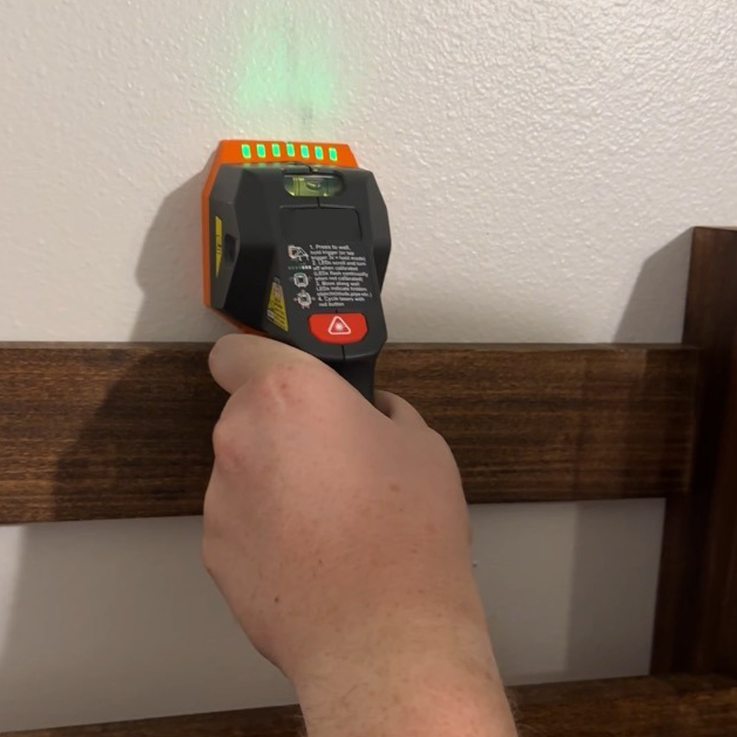 Electronic wall detector with crosshair laser