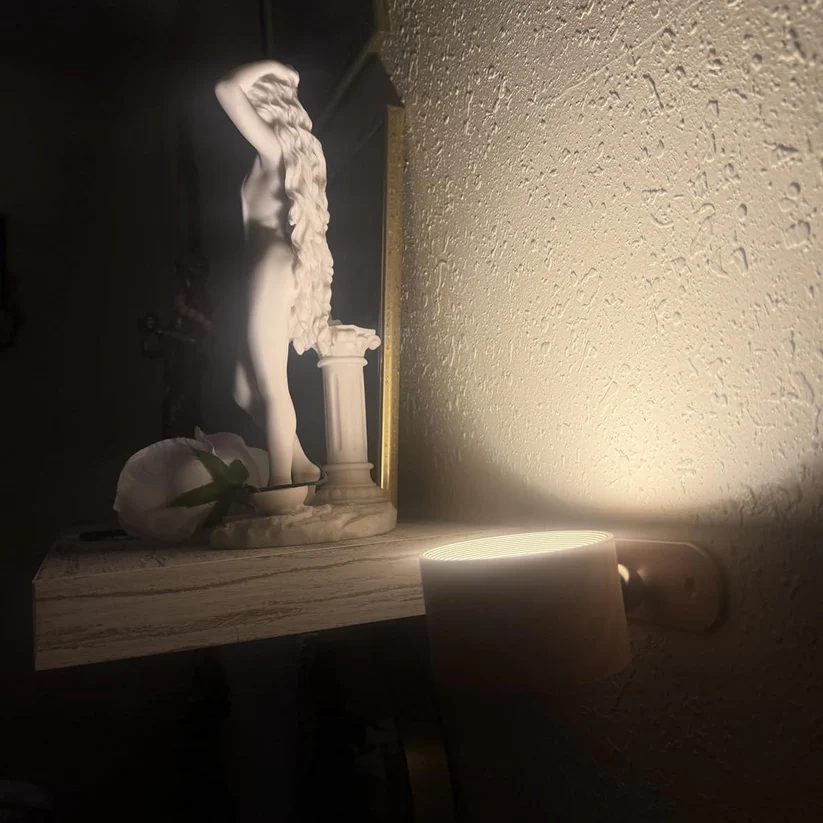Battery-powered wall lamp