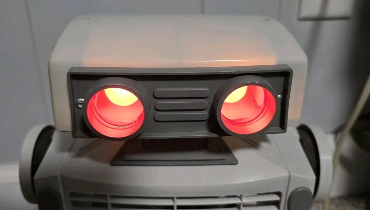 Vintage Robot Desk Fan with Light-Up Eyes and Oscillating Airflow