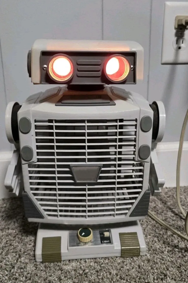 Vintage Robot Desk Fan with Light-Up Eyes and Oscillating Airflow
