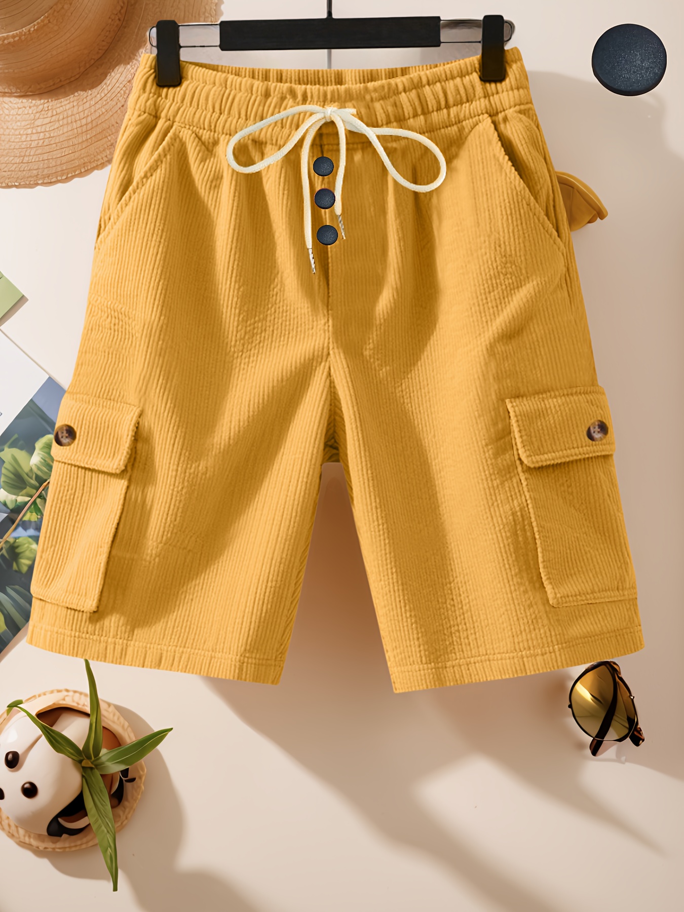 Men’s corduroy work shorts, casual shorts with an elastic waistband and drawstring, featuring button accents and side pockets.