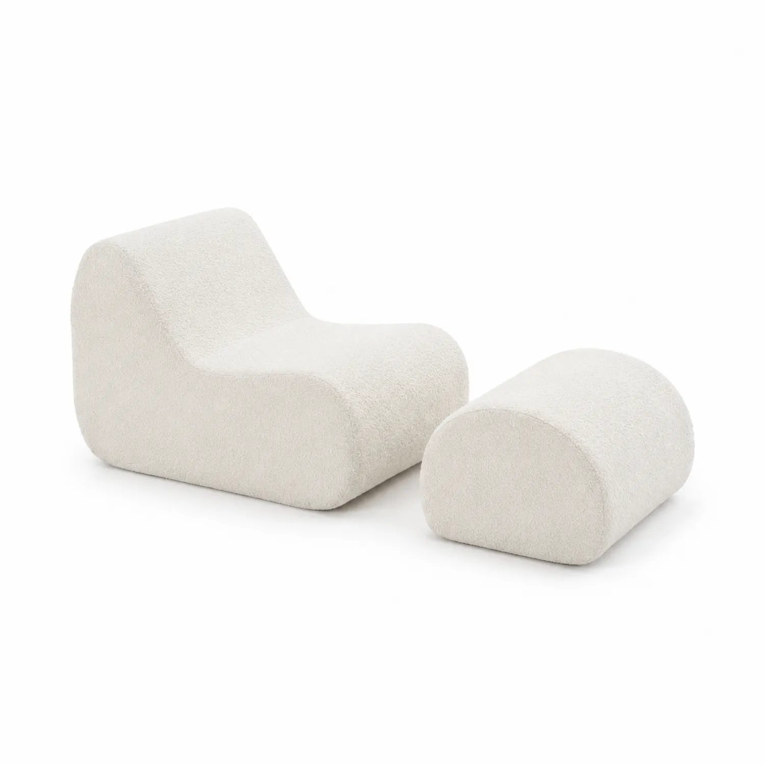 Sillón con reposapiés de espuma y tela bouclé crema