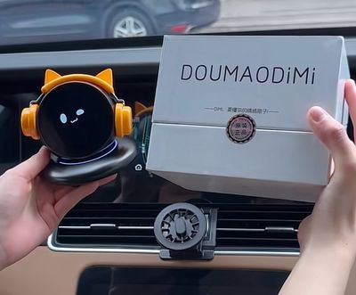 Desktop and in-vehicle dual-use AI smart robot capable of multilingual conversation and emotional support