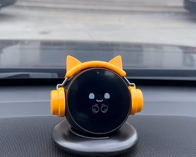 Desktop and in-vehicle dual-use AI smart robot capable of multilingual conversation and emotional support