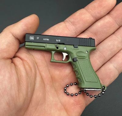 1:3 scale Glock G17 model semi-alloy keychain, men's gift pendant, ornament, adult gift, children's toy