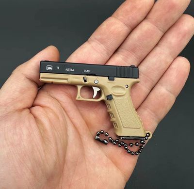 1:3 scale Glock G17 model semi-alloy keychain, men's gift pendant, ornament, adult gift, children's toy