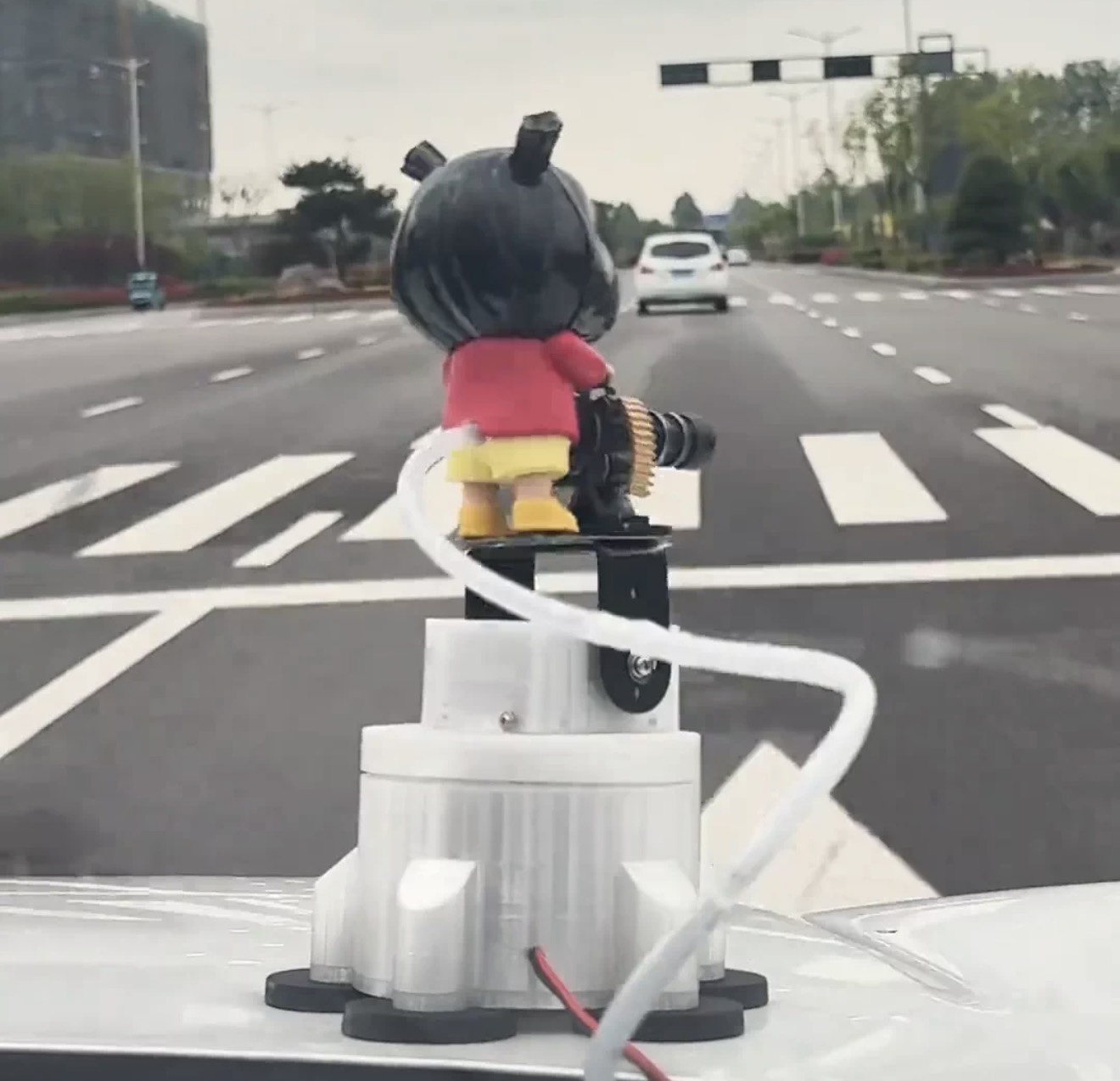 Customized remote-controlled gimbal water-spraying doll with Crayon Toy water splashing effect Safe For All Cars ( Best Gift 🎁 )