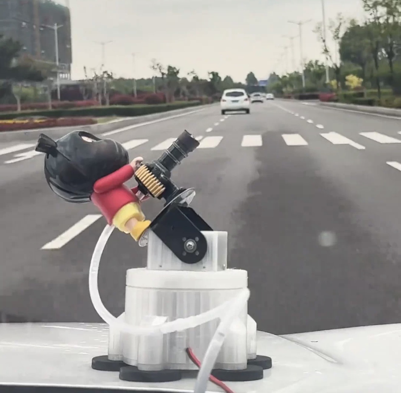 Customized remote-controlled gimbal water-spraying doll with Crayon Toy water splashing effect Safe For All Cars ( Best Gift 🎁 )