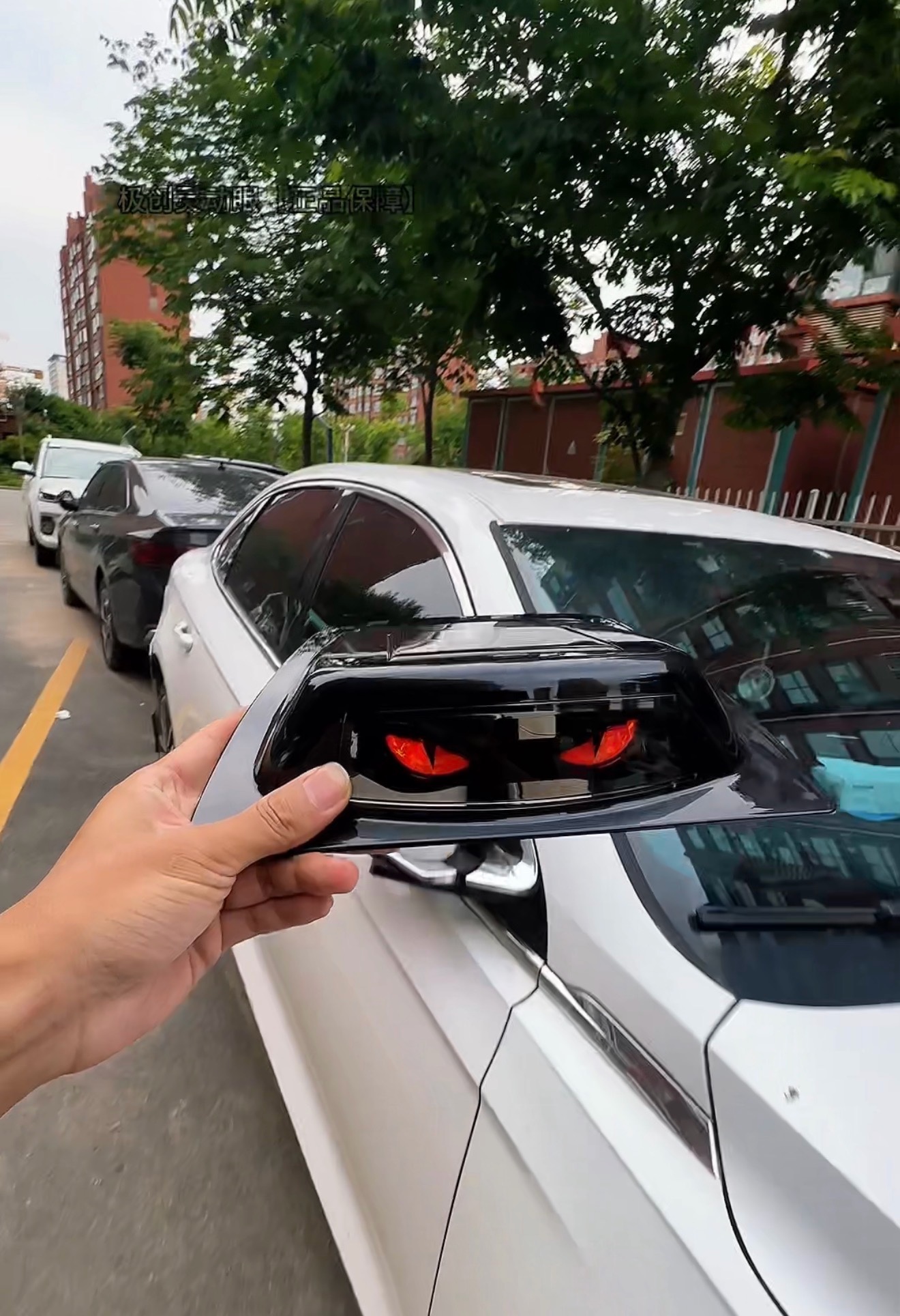 Car solar-powered lidar light cover modified with decorative LED roof "Eyes" navigation warning flashing light ( For All Cars )