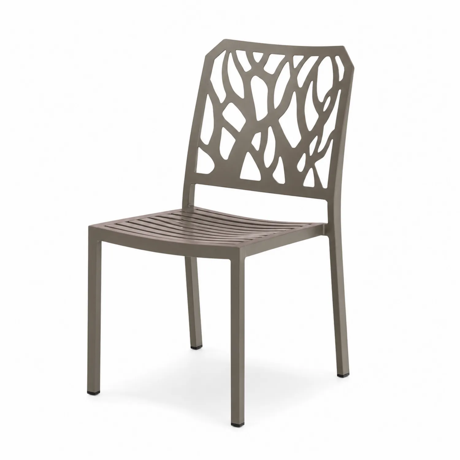 Silla de plástico marrón con respaldo calado