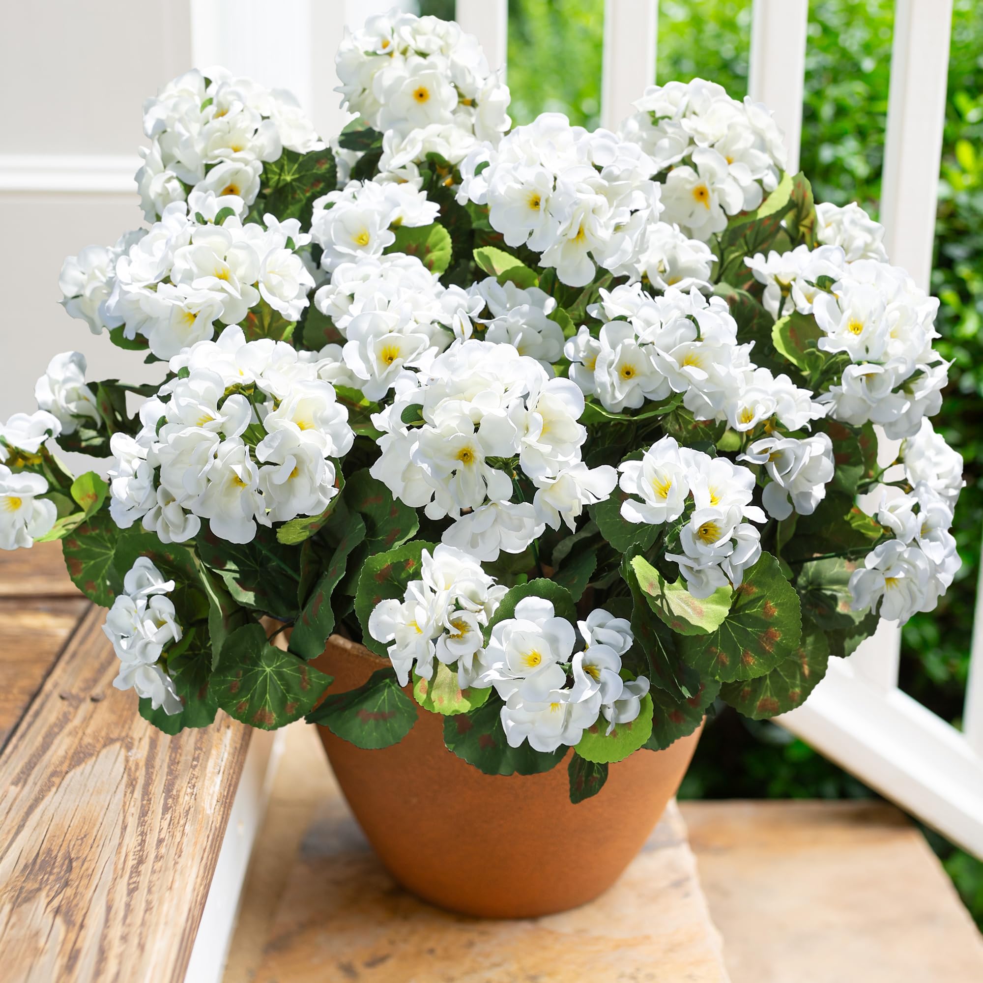 🌸 Lush, UV-resistant artificial geraniums – Realistic looking, maintenance-free! 🌞🏡💐