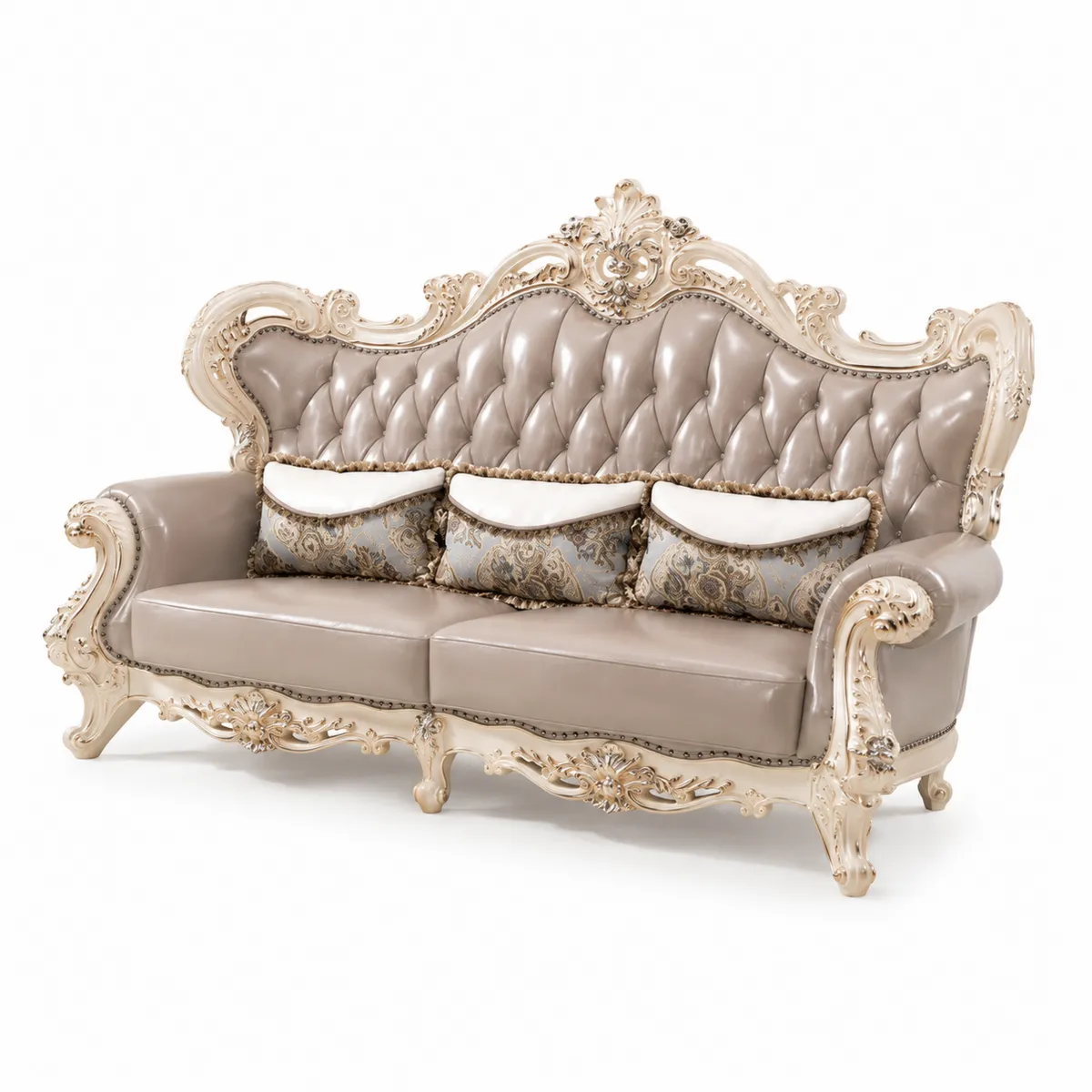 Divano in ecopelle beige con intagli artigianali e 3 cuscini decorativi-Hearthglowe
