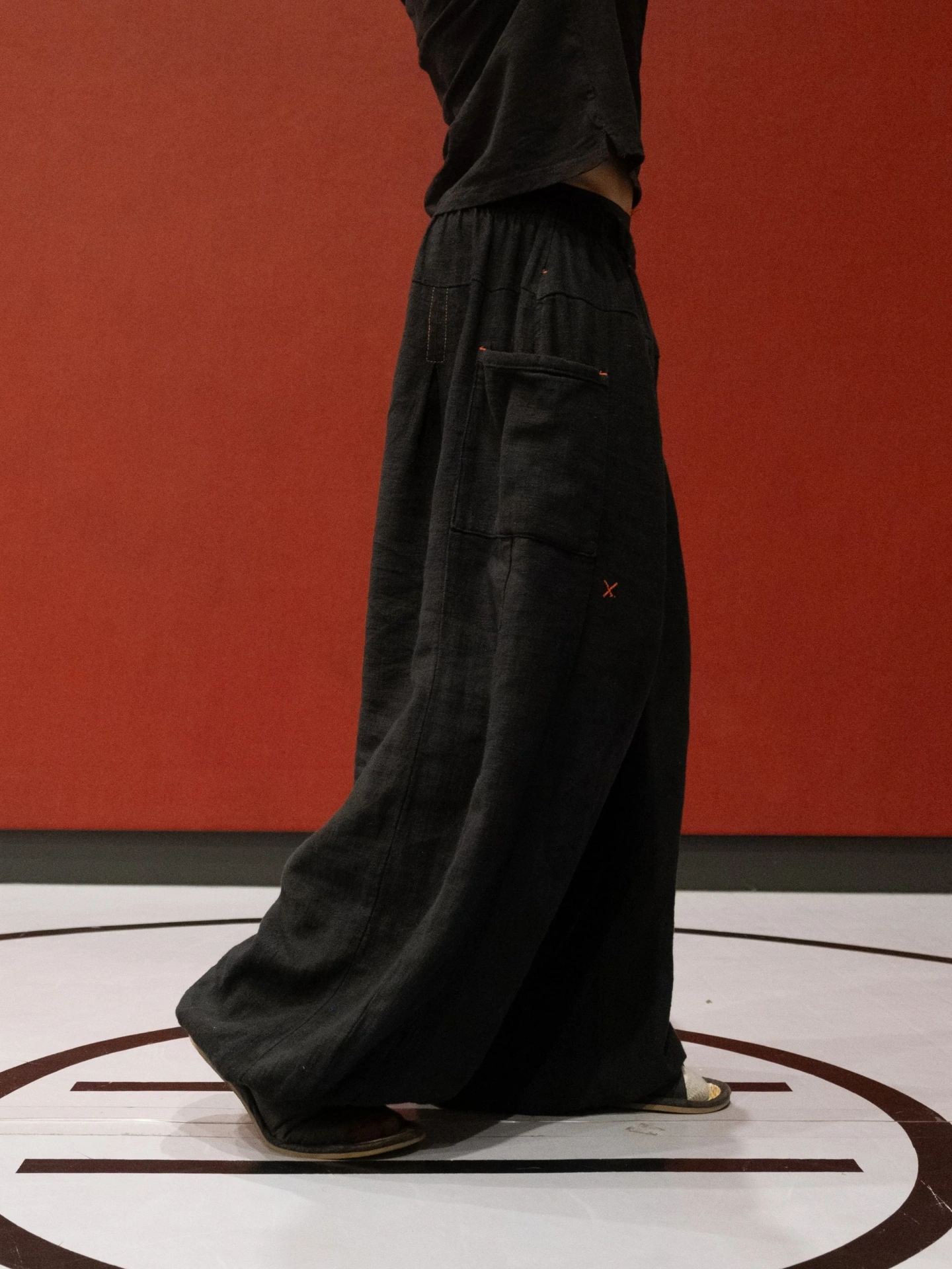 FLAX PLEATED WIDE-LEG PANTS | BLACK