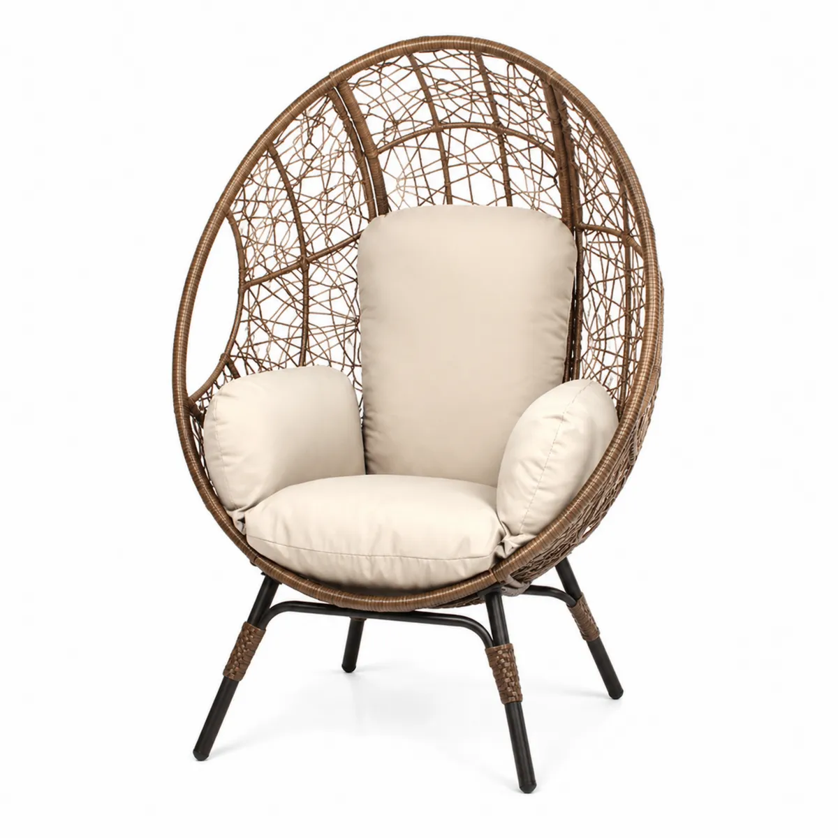 Sillón redondo de ratán sintético con cojines crema