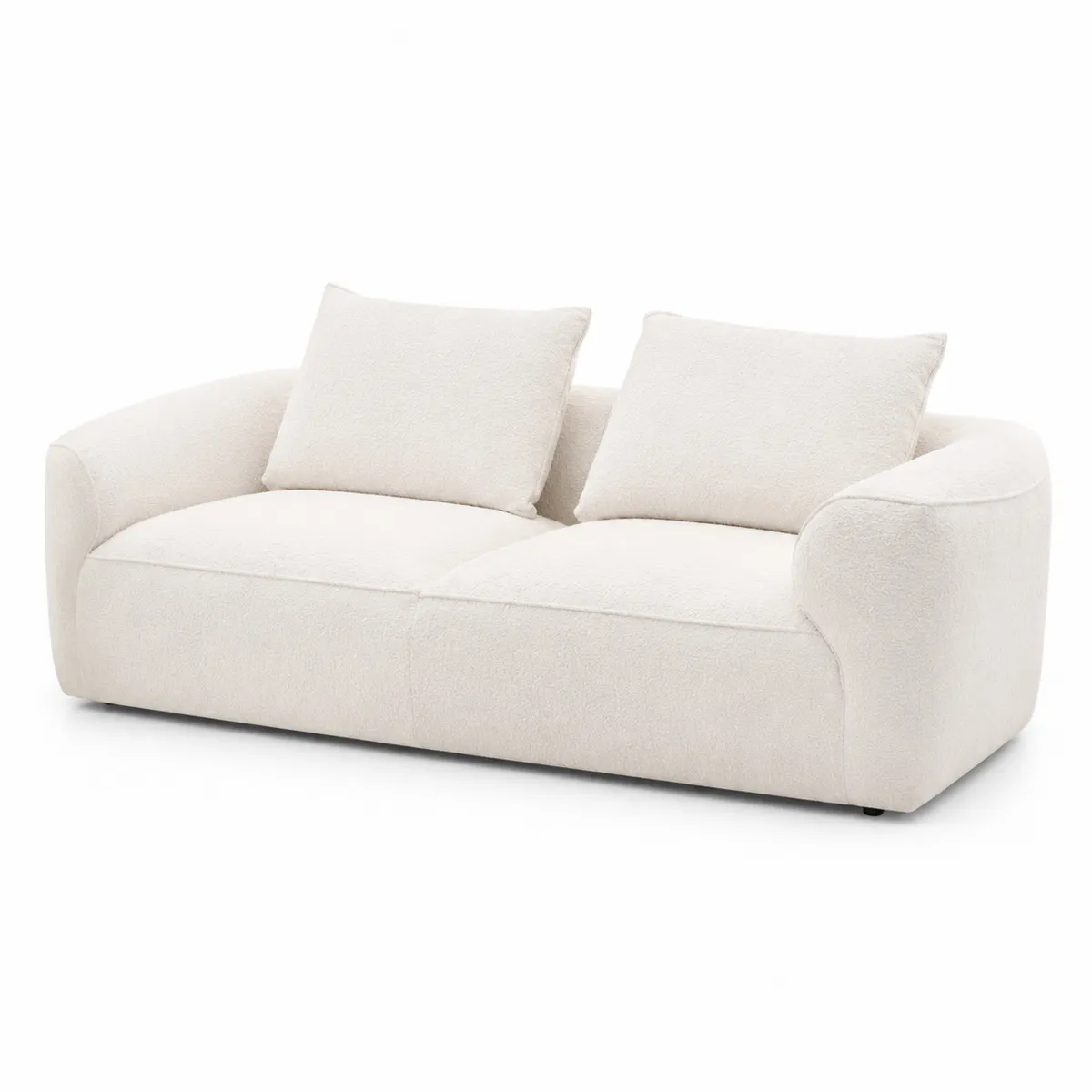 Canapé trois places en tissu bouclé crème avec coussins