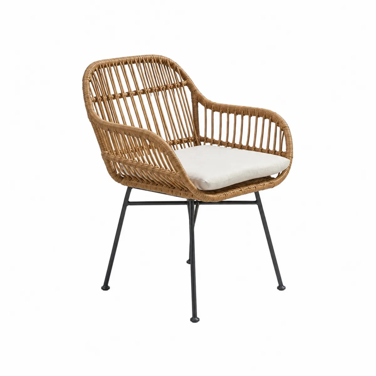 Sillón de ratán con cojín crema y patas de metal