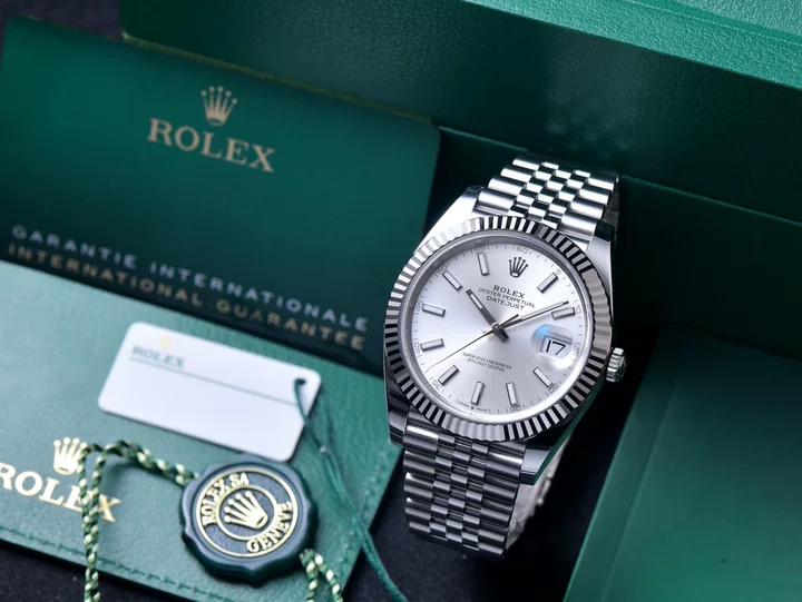 Die Aktion endet bald. Land-Dweller 40mm 127334 – Eine Luxusuhr aus Oystersteel und Weißgold.