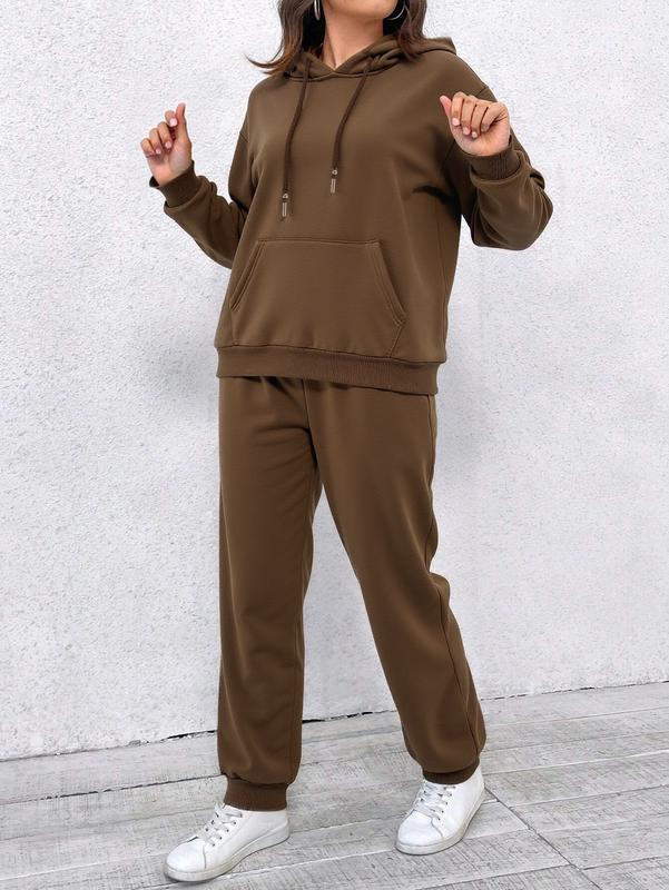 Super de Ropa conjunto deportivo, de estilo casual y cómodo. Consiste en una sudadera con capucha y pantalones jogger a juego. La sudadera tiene un corte holgado, con un cordón ajustable en la capucha y un bolsillo tipo canguro en la parte delantera