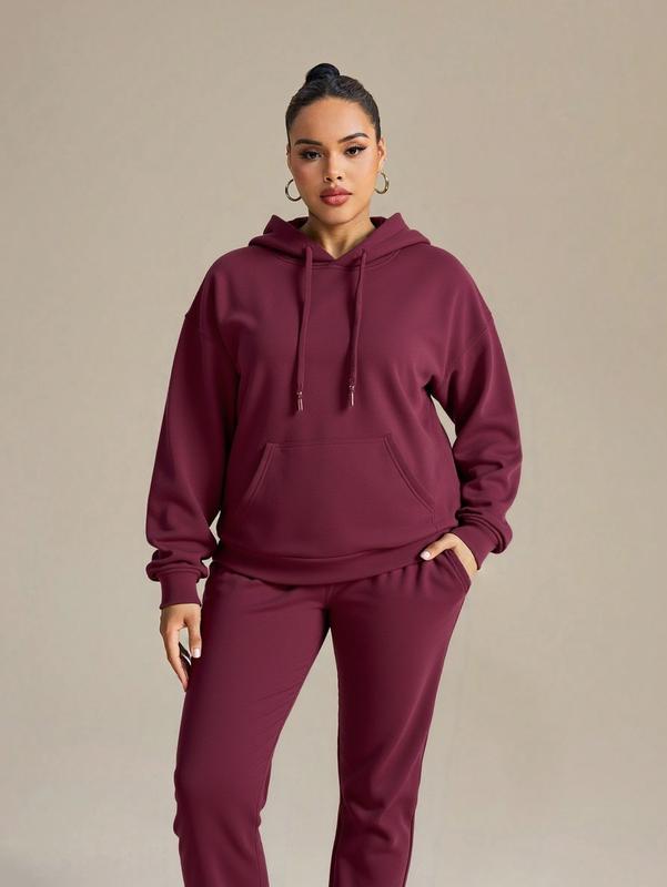 Super de Ropa conjunto deportivo, de estilo casual y cómodo. Consiste en una sudadera con capucha y pantalones jogger a juego. La sudadera tiene un corte holgado, con un cordón ajustable en la capucha y un bolsillo tipo canguro en la parte delantera
