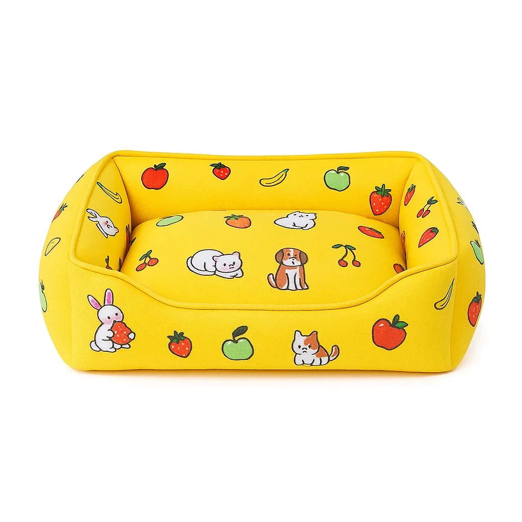 Gelbes Stoff-Haustierbett mit Tier- und Fruchtmotiven, 60 x 45 x 15 cm-decorinspiredhub