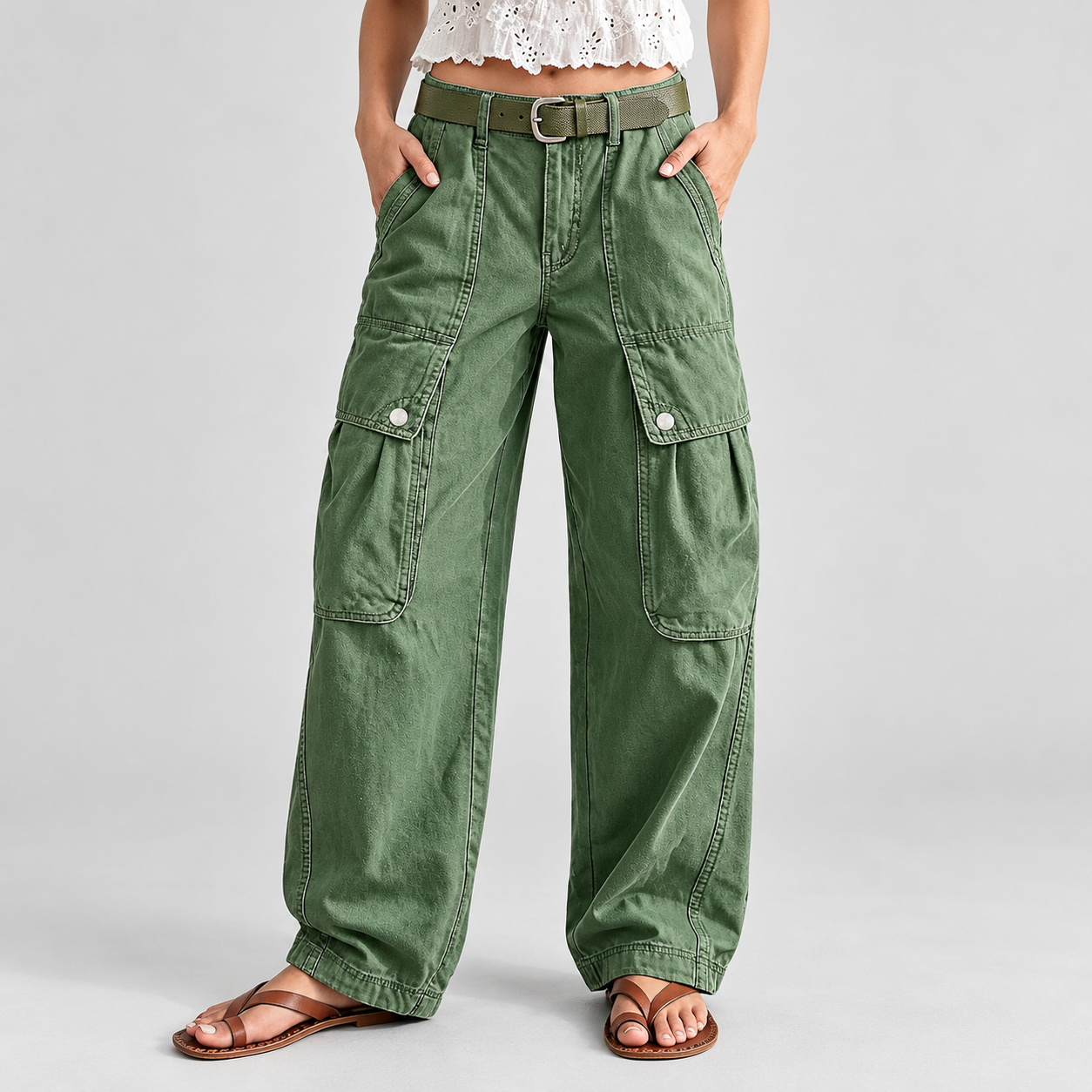 Loose-fitting wide-leg cargo trousers featuring a mid-rise and flap pockets.