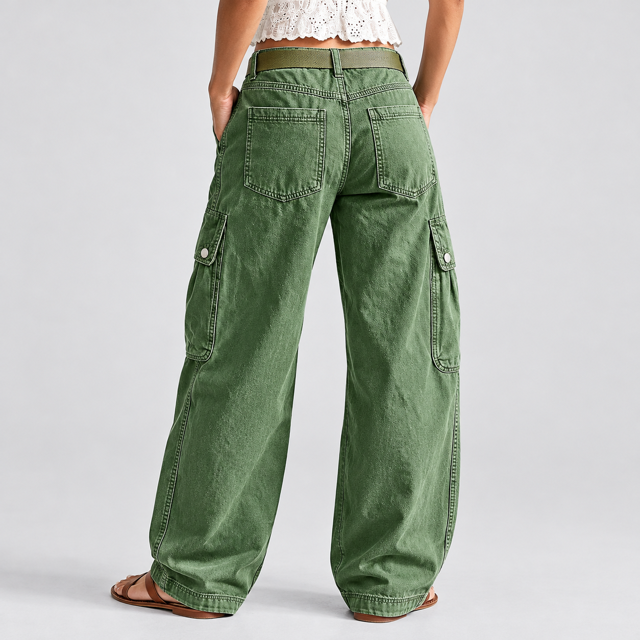 Loose-fitting wide-leg cargo trousers featuring a mid-rise and flap pockets.