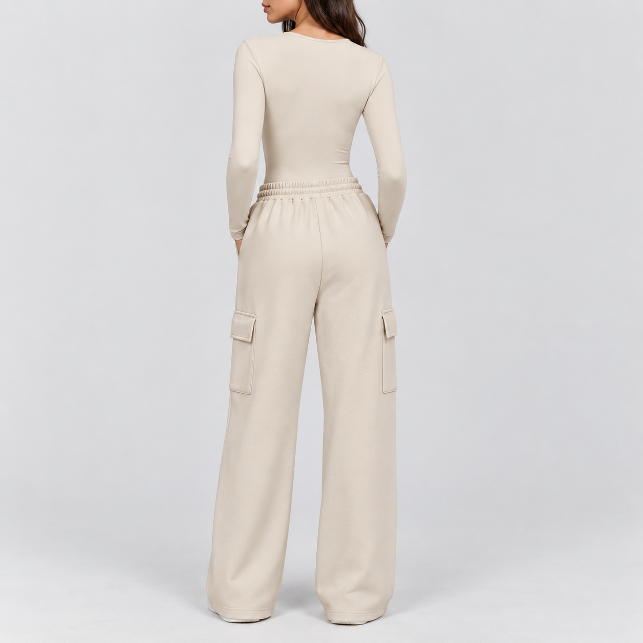 Minimalist two-tone set: long-sleeved letter-print bodysuit paired with wide-leg cargo pants featuring an elastic waist.