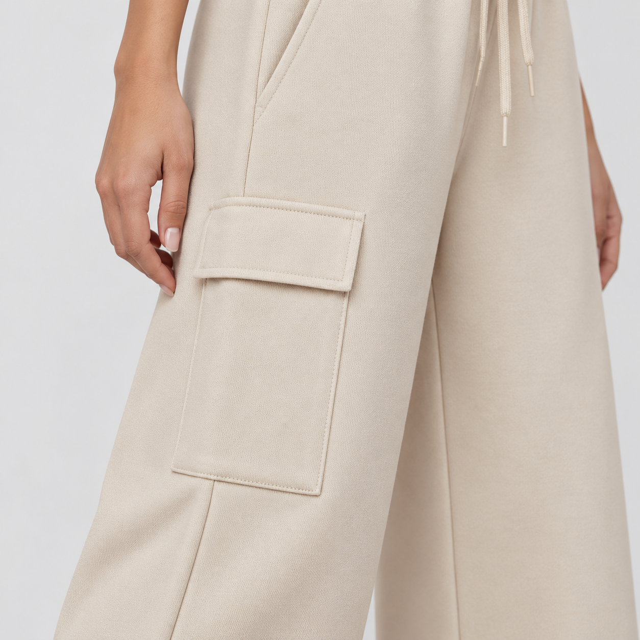 Minimalist two-tone set: long-sleeved letter-print bodysuit paired with wide-leg cargo pants featuring an elastic waist.
