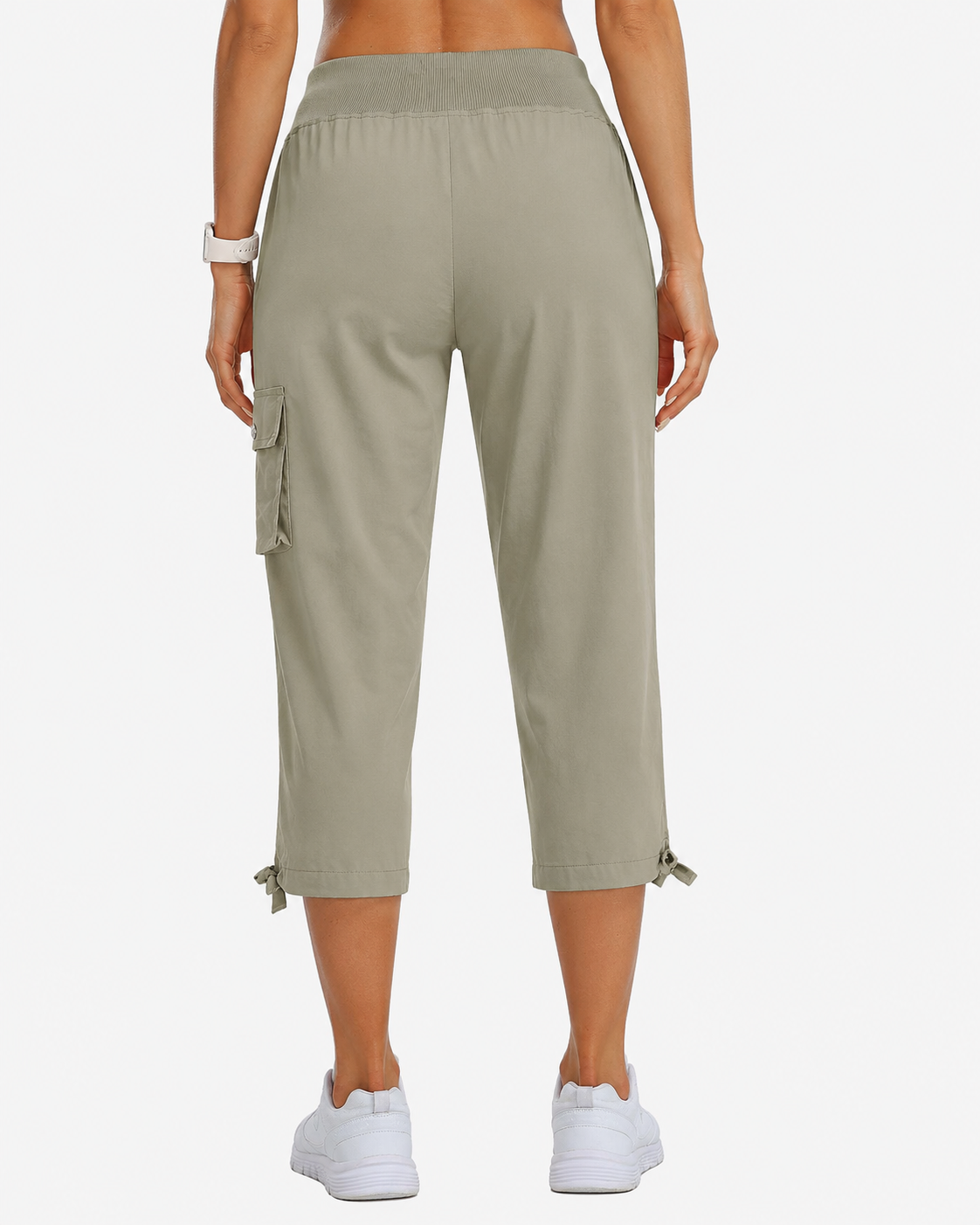 Women's cropped cargo pants—lightweight, quick-drying, and featuring zippered pockets.