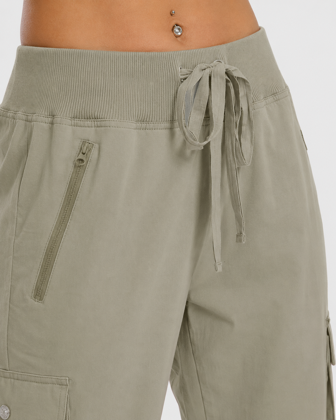 Women's cropped cargo pants—lightweight, quick-drying, and featuring zippered pockets.