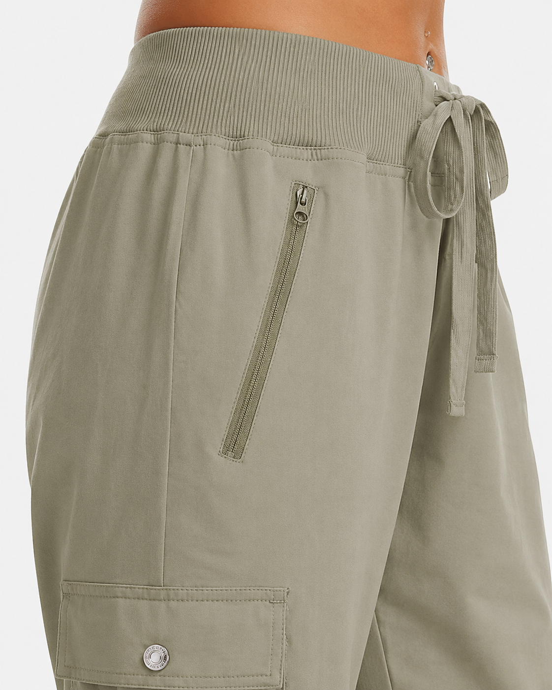 Women's cropped cargo pants—lightweight, quick-drying, and featuring zippered pockets.