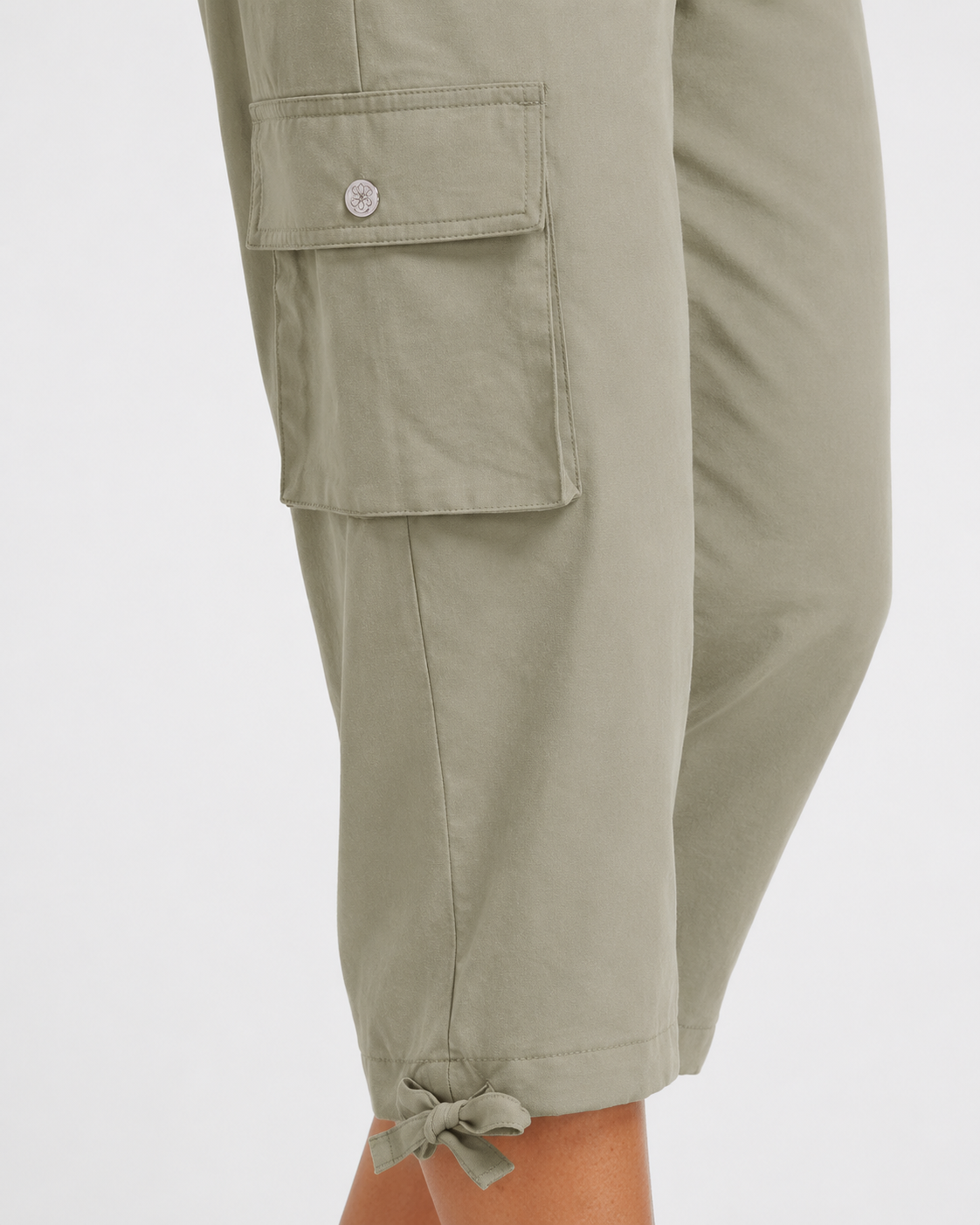Women's cropped cargo pants—lightweight, quick-drying, and featuring zippered pockets.