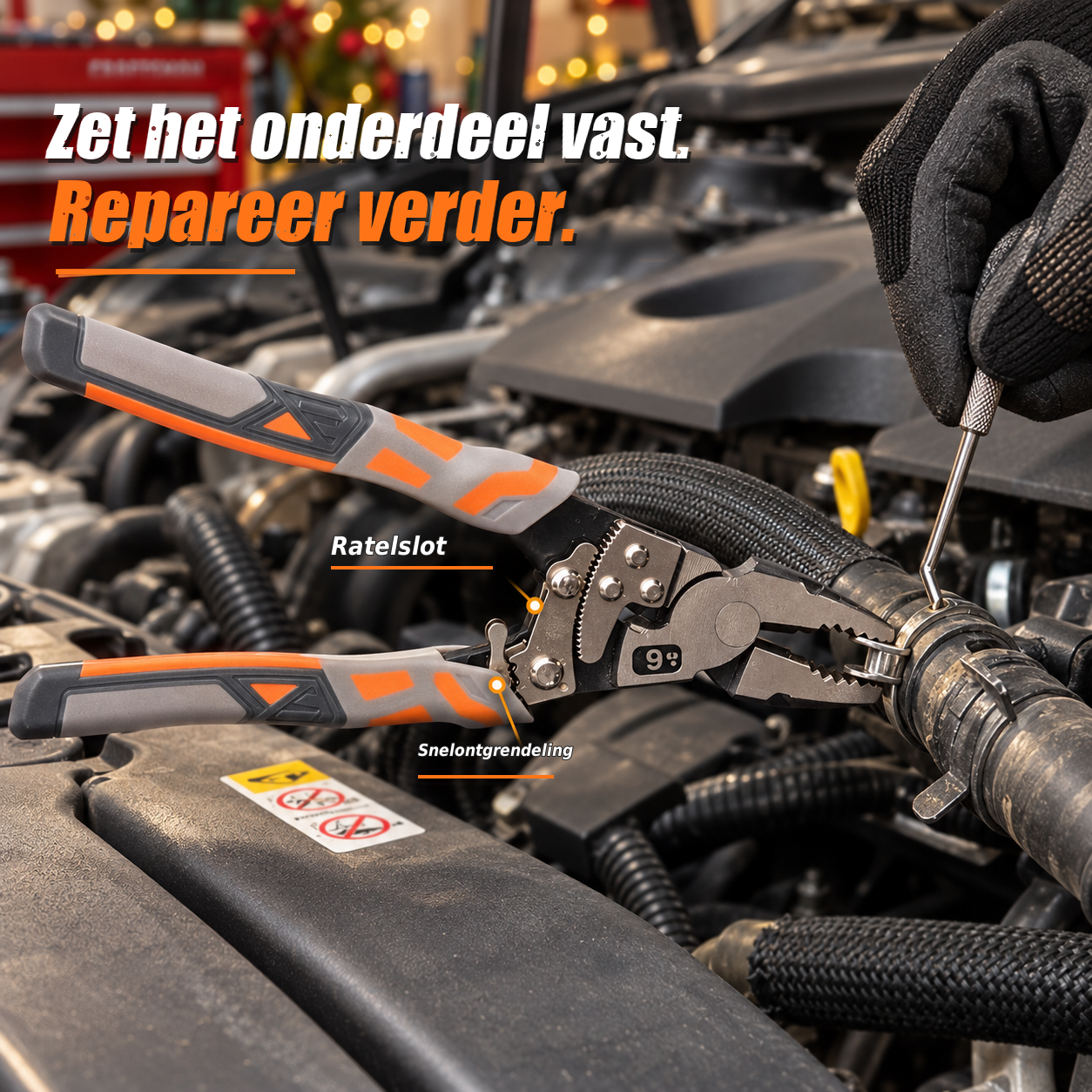 Rateltang houdt een metalen klem in de motorruimte