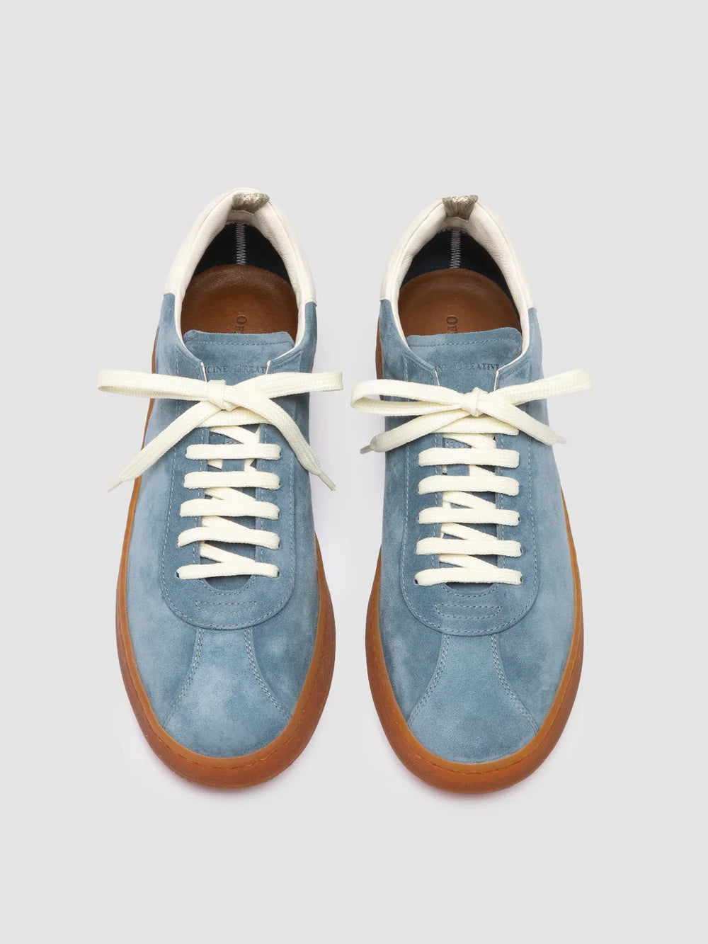 Blaue Sneaker aus Leder und Wildleder