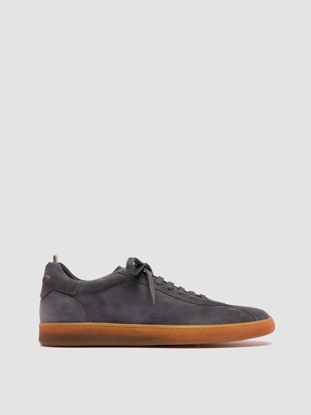 Blaue Sneaker aus Wildleder