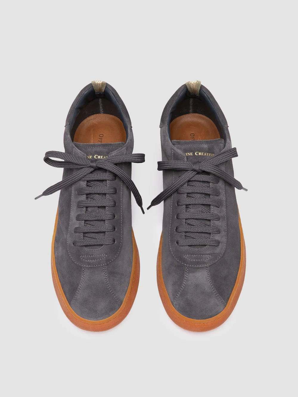 Blaue Sneaker aus Wildleder